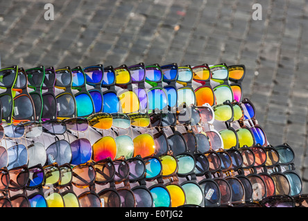 Anzeige der farbenfrohen, bunten reflektierenden Sonnenbrille für den Verkauf auf einem Marktstand in Rom, Italien Stockfoto