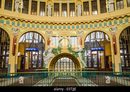 Innere des historischen Hauptbahnhof in Prag, Tschechische Republik Stockfoto