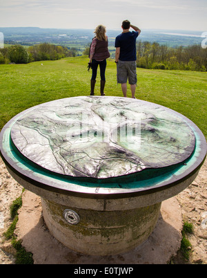 Ein paar aus der Topograph in der Nähe von Haresfield Leuchtfeuer auf dem Cotswold Weg in der Nähe von Stroud in Gloucestershire UK Stockfoto