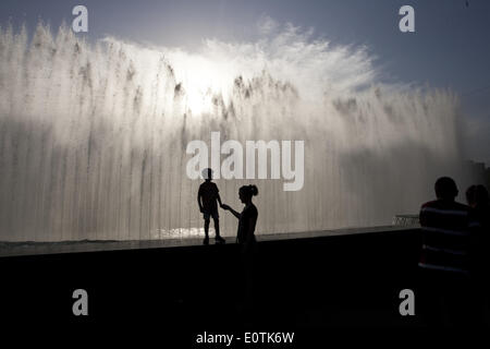 St. Petersburg, Russland. 19. Mai 2014. Menschen versuchen, erfrischen Sie sich in einen Brunnen in St. Petersburg, Russland. 19 Mai 2014. Die Temperatur in der Stadt ist 33 Grad Celsius. Valja Egorshin/NurPhoto/ZUMAPRESS.com/Alamy © Live-Nachrichten Stockfoto