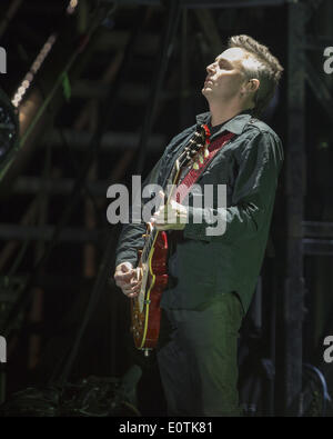 New Orleans, Louisiana, USA. 1. November 2013. Gitarrist MIKE MCCREADY von Pearl Jam tritt bei den 2013 Voodoo Musik und Kunst-Erlebnis in New Orleans, Louisiana © Daniel DeSlover/ZUMAPRESS.com/Alamy Live-Nachrichten Stockfoto