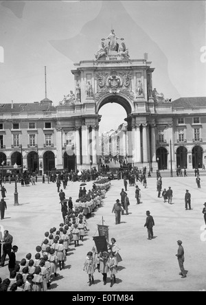 Prac do Comércio, auch bekannt als Terreiro do Paco, ist einer von Lissabons größten öffentlichen Plätzen. Es ist ein berühmtes Wahrzeichen der Stadt, historisch verbunden mit königlicher Macht und Handel und bleibt ein wichtiges kulturelles und touristisches Ziel. Stockfoto