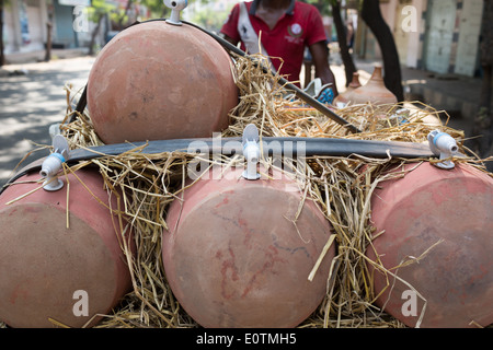 ein Verkäufer verkauft Claypots auf einer Schubkarre Stockfoto