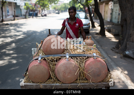 ein Verkäufer verkauft Claypots auf einer Schubkarre Stockfoto