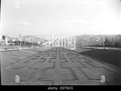 Der Parque Eduardo VII in Lissabon ist ein großer öffentlicher Park, der weitläufige Grünflächen und einen wunderschönen Blick auf die Stadt bietet. Es dient als Naherholungsgebiet und als wichtiger Grünraum in der Stadtlandschaft von Lissabon. Stockfoto