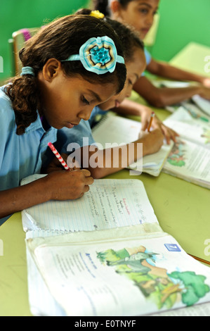Dominikanische Kinder lernen in einem Klassenzimmer in Abreu, als nächstes, Playa Grande, 120 km östlich von Puerto Plata. Stockfoto