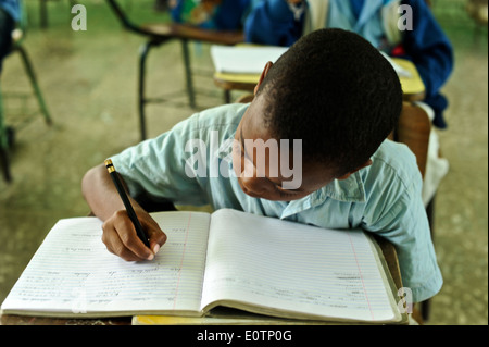 Dominikanische Kinder lernen in einem Klassenzimmer in Cabrera, als nächstes, Playa Grande, 120 km östlich von Puerto Plata. Stockfoto