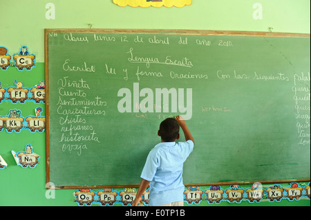 Dominikanische Kinder lernen in einem Klassenzimmer in Cabrera, als nächstes, Playa Grande, 120 km östlich von Puerto Plata. Stockfoto