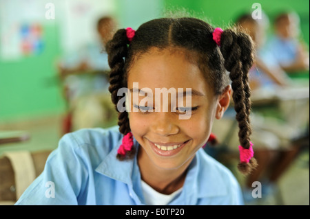 Dominikanische Kinder lernen in einem Klassenzimmer in Abreu, als nächstes, Playa Grande, 120 km östlich von Puerto Plata. Stockfoto
