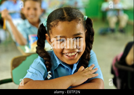 Dominikanische Kinder lernen in einem Klassenzimmer in Abreu, als nächstes, Playa Grande, 120 km östlich von Puerto Plata. Stockfoto
