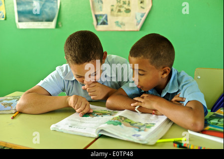 Dominikanische Kinder lernen in einem Klassenzimmer in Cabrera, als nächstes, Playa Grande, 120 km östlich von Puerto Plata. Stockfoto