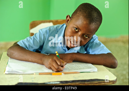 Dominikanische Kinder lernen in einem Klassenzimmer in Cabrera, als nächstes, Playa Grande, 120 km östlich von Puerto Plata. Stockfoto