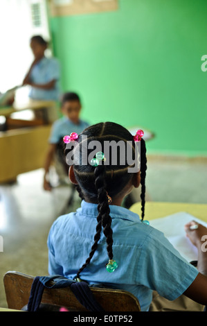 Dominikanische Kinder lernen in einem Klassenzimmer in Abreu, als nächstes, Playa Grande, 120 km östlich von Puerto Plata. Stockfoto