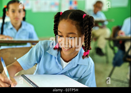 Dominikanische Kinder lernen in einem Klassenzimmer in Abreu, als nächstes, Playa Grande, 120 km östlich von Puerto Plata. Stockfoto