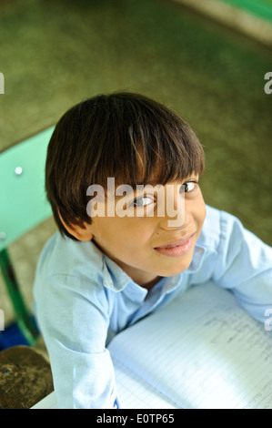 Dominikanische Kinder lernen in einem Klassenzimmer in Cabrera, als nächstes, Playa Grande, 120 km östlich von Puerto Plata. Stockfoto