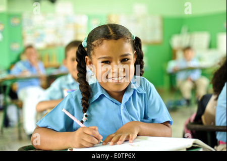 Dominikanische Kinder lernen in einem Klassenzimmer in Abreu, als nächstes, Playa Grande, 120 km östlich von Puerto Plata. Stockfoto