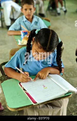 Dominikanische Kinder lernen in einem Klassenzimmer in Abreu, als nächstes, Playa Grande, 120 km östlich von Puerto Plata. Stockfoto