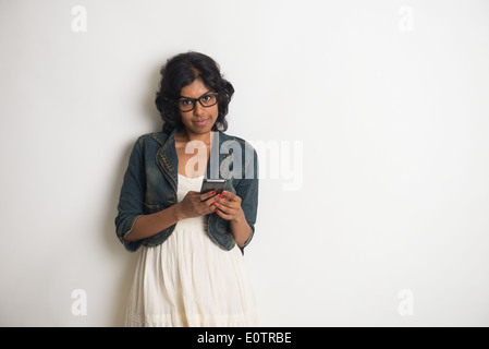 lässige indische Frau mit grauem Hintergrund Stockfoto