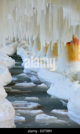 Winterlandschaft. Detail der alten Mole in Gdynia Orlowo Polen mit Eis Formationen Eiszapfen hautnah. Gefrorene Ostsee bedeckt mit Stockfoto