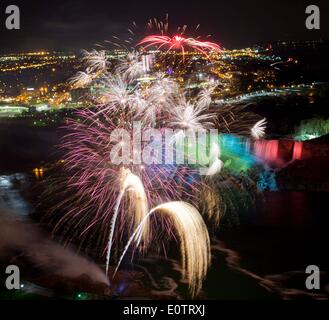 Niagara Falls, Kanada. 19. Mai 2014. Feuerwerk über der Niagarafälle am Victoria-Tag in Kanada, 19. Mai 2014. Victoria Day ist eine Bundesrepublik kanadischen Feiertag am letzten Montag vor 25 Mai zu Ehren der Königin Victorias Geburtstag gefeiert. Bildnachweis: Zou Zheng/Xinhua/Alamy Live-Nachrichten Stockfoto