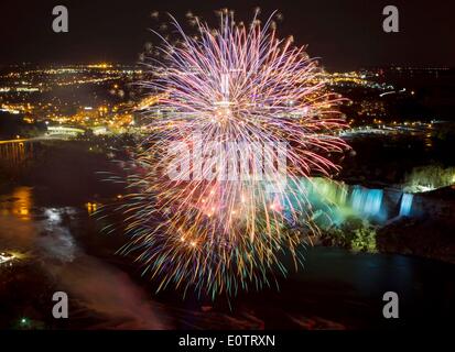 Niagara Falls, Kanada. 19. Mai 2014. Feuerwerk über der Niagarafälle am Victoria-Tag in Kanada, 19. Mai 2014. Victoria Day ist eine Bundesrepublik kanadischen Feiertag am letzten Montag vor 25 Mai zu Ehren der Königin Victorias Geburtstag gefeiert. Bildnachweis: Zou Zheng/Xinhua/Alamy Live-Nachrichten Stockfoto