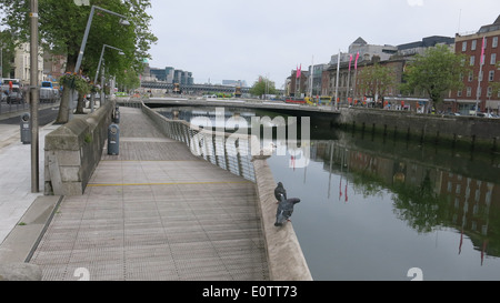 Bild aufgenommen beim Bau der Rosie Hackett Brücke über den Fluss Liffey im Zentrum von Dublin Stockfoto