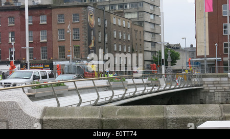 Bild aufgenommen beim Bau der Rosie Hackett Brücke über den Fluss Liffey im Zentrum von Dublin Stockfoto