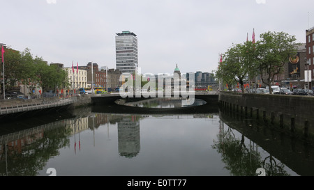 Bild aufgenommen beim Bau der Rosie Hackett Brücke über den Fluss Liffey im Zentrum von Dublin Stockfoto