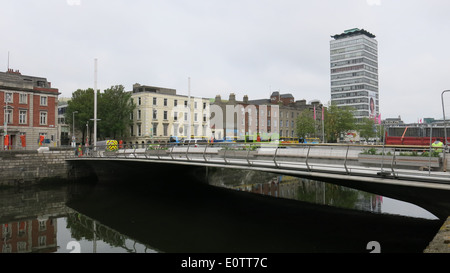 Bild aufgenommen beim Bau der Rosie Hackett Brücke über den Fluss Liffey im Zentrum von Dublin Stockfoto