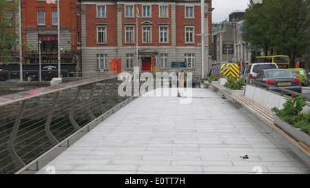 Bild aufgenommen beim Bau der Rosie Hackett Brücke über den Fluss Liffey im Zentrum von Dublin Stockfoto