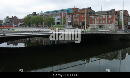 Bild aufgenommen beim Bau der Rosie Hackett Brücke über den Fluss Liffey im Zentrum von Dublin Stockfoto