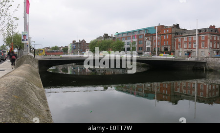 Bild aufgenommen beim Bau der Rosie Hackett Brücke über den Fluss Liffey im Zentrum von Dublin Stockfoto