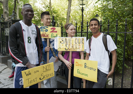 NYC High-School-Studenten demonstrieren gegen Charter Schools am City Hall Park in Manhattan am 17. Mai 2014. Stockfoto