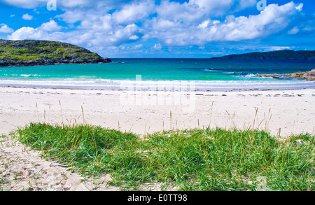 Tiefblaue Meer und weißen Sandstrand, Achmelvich Bucht in der Nähe von Lochinver, Assynt, Nordwesten Sutherland, Northern Highlands, Schottland, Vereinigtes Königreich Stockfoto