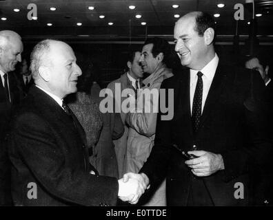 Politiker Walter Eytan schüttelt Kollegen hand Stockfoto