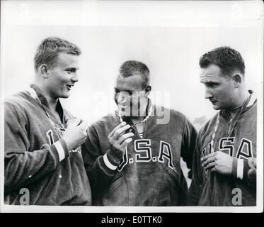 Sept. 09, 1960 - Olympische Spiele in Rom: U.S. findet erste dort im Schuss Putt. Foto zeigt die drei amerikanischen Gewinner der gestrigen Olympic Shot Putt Veranstaltung in Rom. (L, R): D. Long (Bronzemedaille); W. Nieder (Goldmedaille) und P. O'Brien (Silbermedaille). Nieder mit einem Abstand von 64 ft 6 3/4 ins gewonnen. Stockfoto