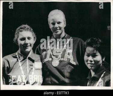 Sept. 09, 1960 - Olympische Spiele in Rom. Natalie bekommt die Silbermedaille. Foto zeigt Natalie Steward of Great Britain (links), auf dem Podium nach dem Gewinn einer Silbermedaille im 100 m Rücken Finale in Rom die Frauen gestern Abend abgebildet. Im Zentrum ist der Gewinner, L. Burke (USA) und rechts ist S. Tanaka, Japan, der dritte kam. Stockfoto