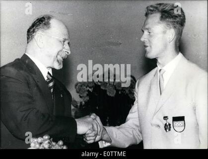 Sept. 09, 1960 - Bestellung für DDR-Teilnehmer der Olympischen Spiele. Im Rahmen eines Empfangs der Ministerrat wurden die DDR Teilnehmer an den Olympischen Spielen in Rom von Walter Ulbricht, der Vorsitzende des Ministerrates ausgezeichnet. OPS: Radfahrer und Mitglied der '' Volkskammer '' Gustav Adolf Schur - rechts -, gewann die Silbermedaille im Straßenrennen Team, präsentierte sich durch Walter Ulbricht mit '' National Order of Merit'' in Gold. Stockfoto