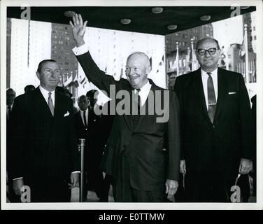 Sept. 09, 1960 - Generalversammlung der Vereinten Nationen beginnt Generaldebatte: The General Assembly, die seiner fünfzehnten ordentlichen Tagung Anfang dieser Woche eröffnet, heute allgemeine Debatte begann. Eine beispiellose Anzahl von hohen Beamten an dieser Sitzung teilnehmen hat davor eine 87 Artikel vorläufige Tagesordnung der längste in der Geschichte. Gesehen, dass hier wie kam er am Hauptsitz der Vereinten Nationen an diesem Morgen Plenartagung der Versammlung ist Präsident Dwight D Eisenhower (Mitte), der Vereinigten Staaten. Er wird flankiert von Botschafter James J Stockfoto