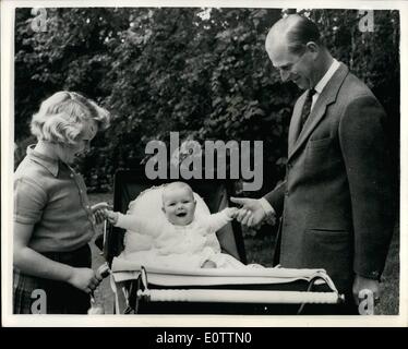 Sept. 09, 1960 - neue Bilder von der königlichen Familie im Balmoral: spezielle Bilder der königlichen Familie, darunter das Baby Prinz Andrew wurden Urlaub am Balmoral. Das Foto zeigt Baby Prinz Andrew lächelt glücklich als seine Hände von Prinzessin Anne und der Duke of Edinburgh, Balmoral gestern gehalten werden. Stockfoto