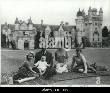 Sept. 09, 1960 - neue Bilder von der königlichen Familie im Balmoral: spezielle Bilder der königlichen Familie, darunter das Baby Prinz Andrew, wurden gestern auf Balmoral Castle, wo sie im Urlaub sind. Foto zeigt ein glückliches Bild der königlichen Familie auf dem Gelände des Balmoral Castle gestern. Stockfoto