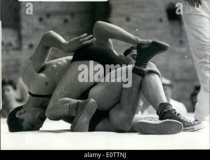 Sept. 09, 1960 - Olympische Spiele - Free Style Wrestling. Bulgarien im Vergleich zu Südafrika: Der Wettkampf zwischen Ivanov links von Bulgari Stockfoto