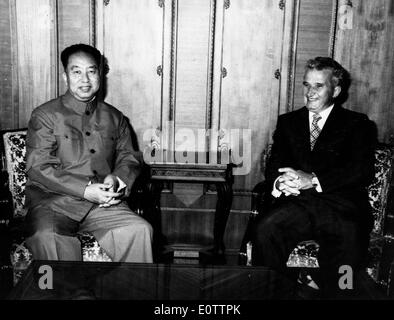 Hua Guofeng besucht mit Nicolae Ceausescu Stockfoto