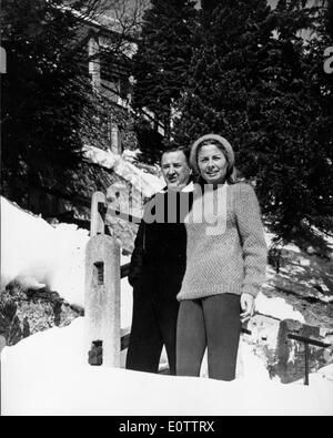 Geschäftsmann Henry Ford II im Winterurlaub mit einer seiner Frauen Stockfoto