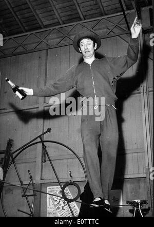 Französischer Pantomime Marcel Marceau üben die Gratwanderung Stockfoto