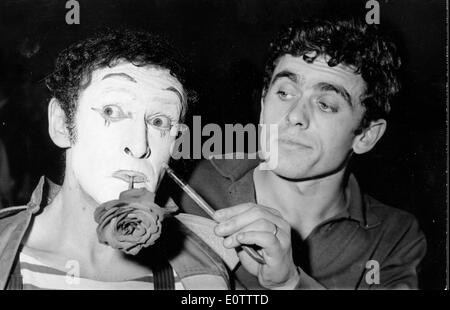 Französischer Pantomime Marcel Marceau immer seine Make-up für eine Aufführung gemacht Stockfoto