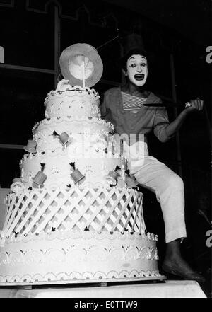 Französische Pantomime Marcel Marceau einen Kuchen schneiden Stockfoto