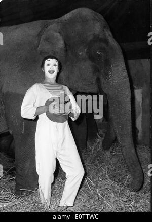 Französischer Pantomime Marcel Marceau mit einem Elefanten vor einer show Stockfoto