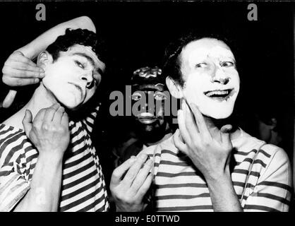 Französischer Pantomime Marcel Marceau Vorbereitung für eine Show mit anderen Mimen Stockfoto