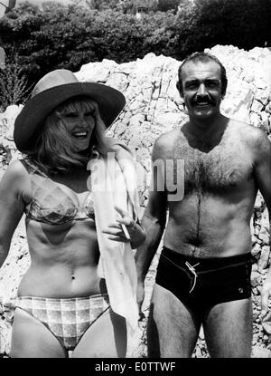 Schauspieler Sean Connery am Strand mit Frau Diane Cilento Stockfoto